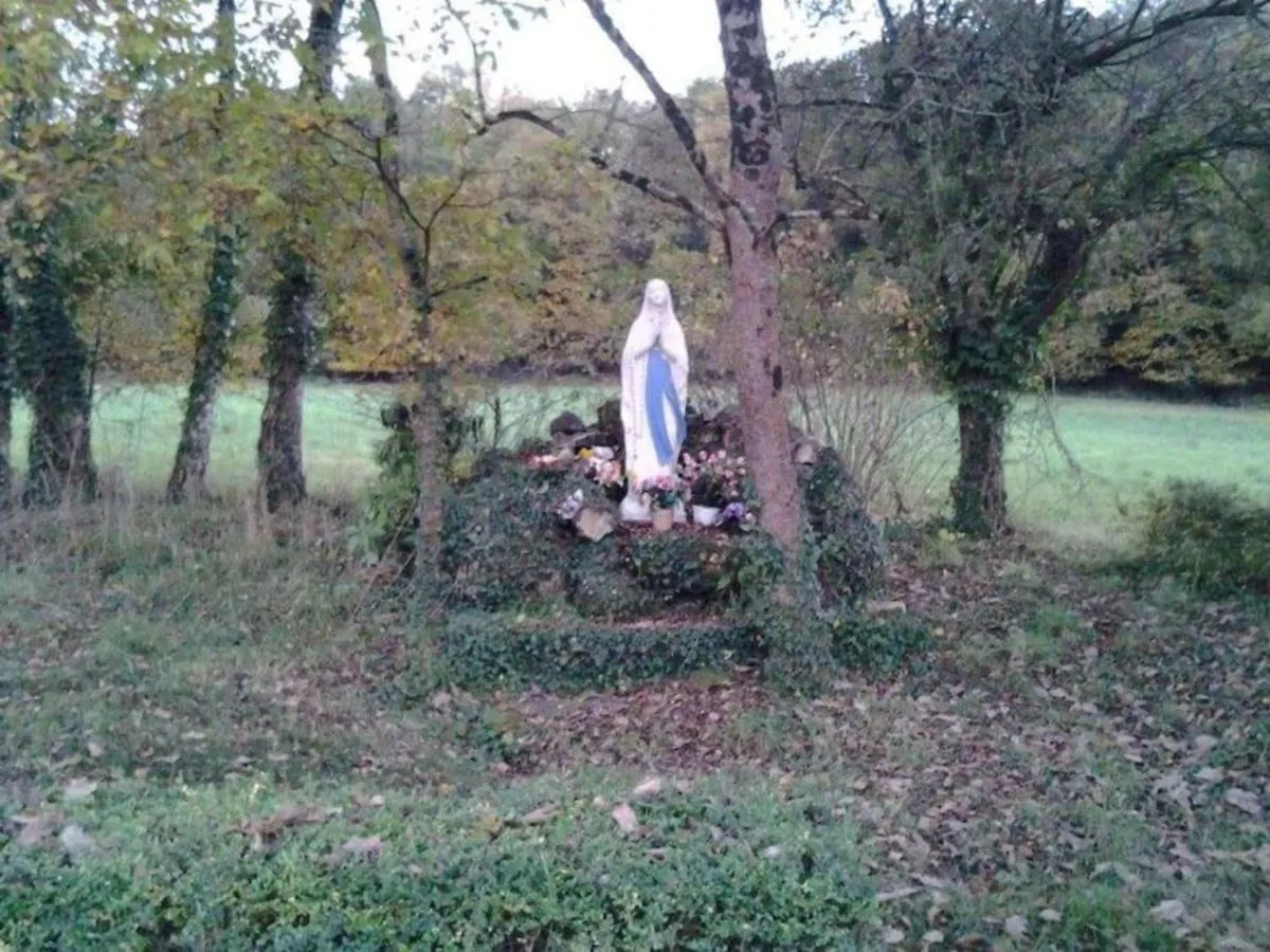 Sejour Entre Nature Verdoyante Et Son Dolment Cournon